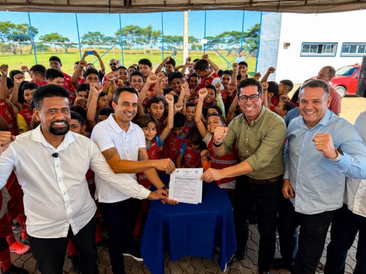 Presidente da Ales, Marcelo Santos inaugura e autoriza novos Campos Bom de Bola pelo Estado