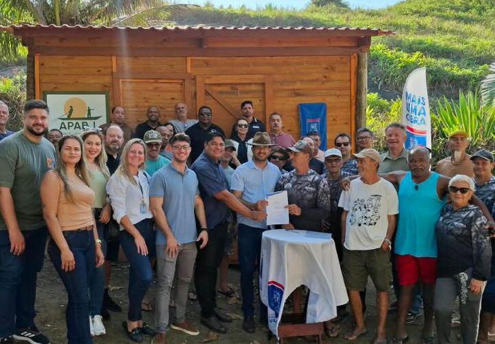 Prefeitura entrega módulo de apoio para pescadores da Barra do Jucu