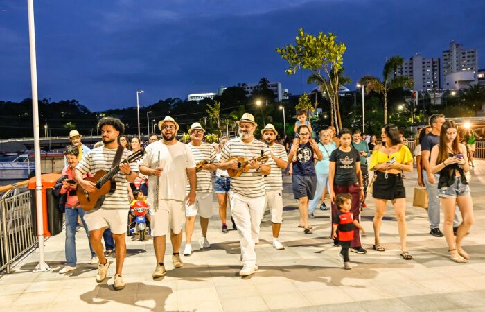 Sarau à beira-mar reúne moradores com música e pôr do sol no Canal de Camburi