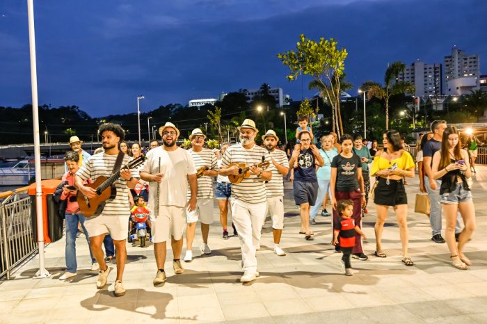 Sarau à beira-mar reúne moradores com música e pôr do sol no Canal de Camburi