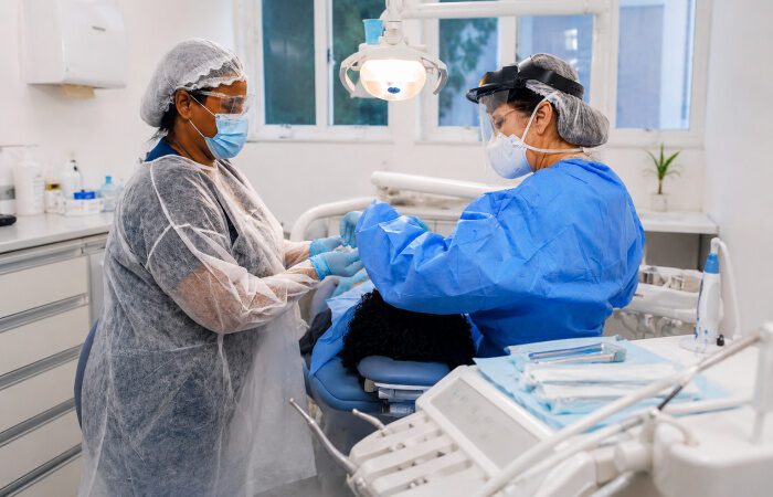 Vitória destaca importância da saúde bucal e reforça orientações no Dia do Dentista