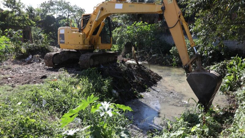 Limpeza da rede de drenagem no bairro Santa Bárbara