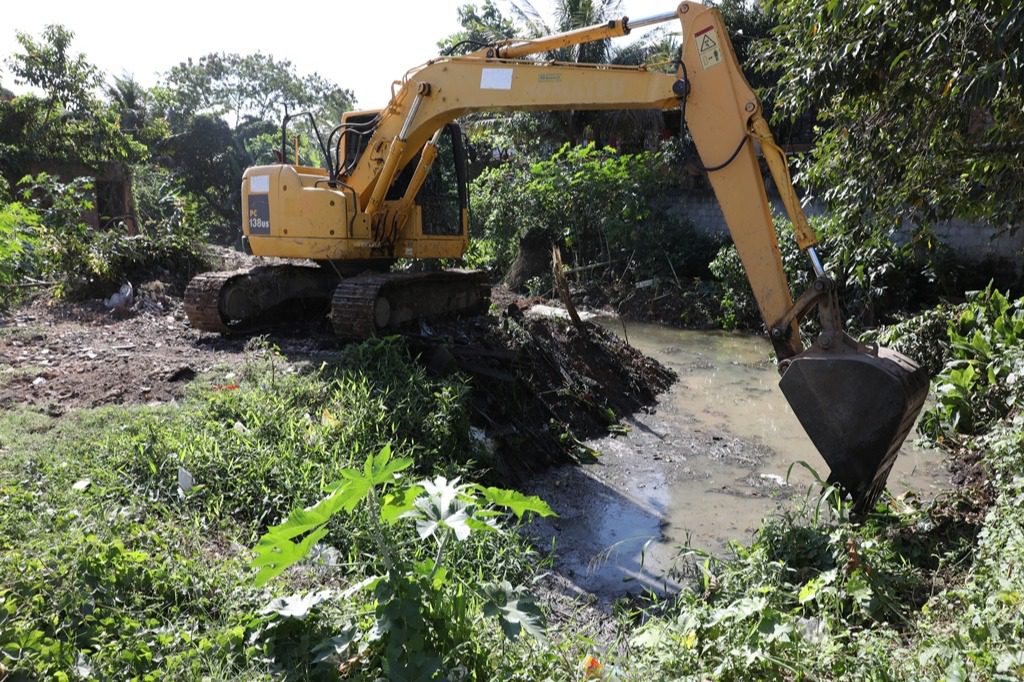 Limpeza da rede de drenagem no bairro Santa Bárbara