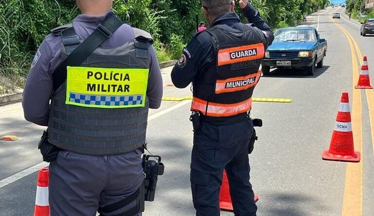 Ação da Guarda Municipal promove segurança viária na Adalberto Simão Nader durante Maio Amarelo