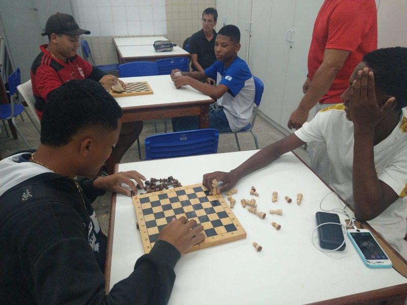 Alunos da EJA em Vitória se dedicam ao xadrez visando competir nos Jogos Escolares Municipais