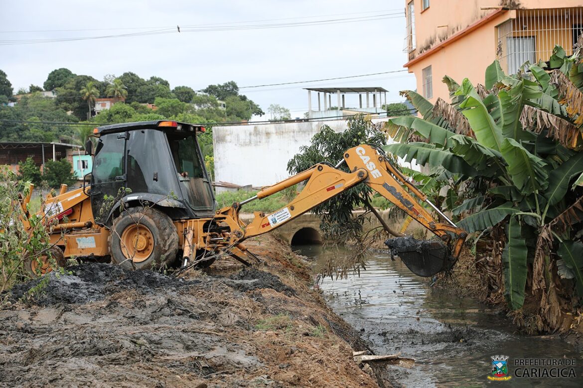 Equipes da Secretaria de Serviços trabalham na limpeza do braço do Rio Bubu e de canal em Padre Gabriel