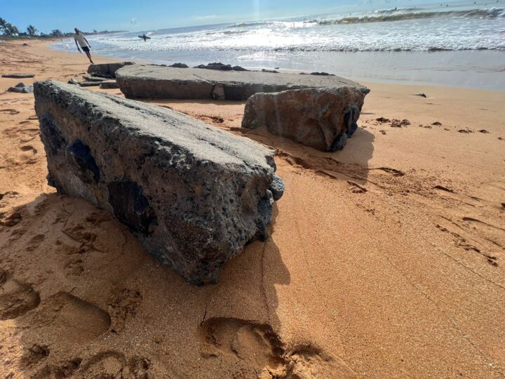 Perigo iminente na Praia do Amigão em Jacaraipe devido aos resíduos de demolição não deixados no local