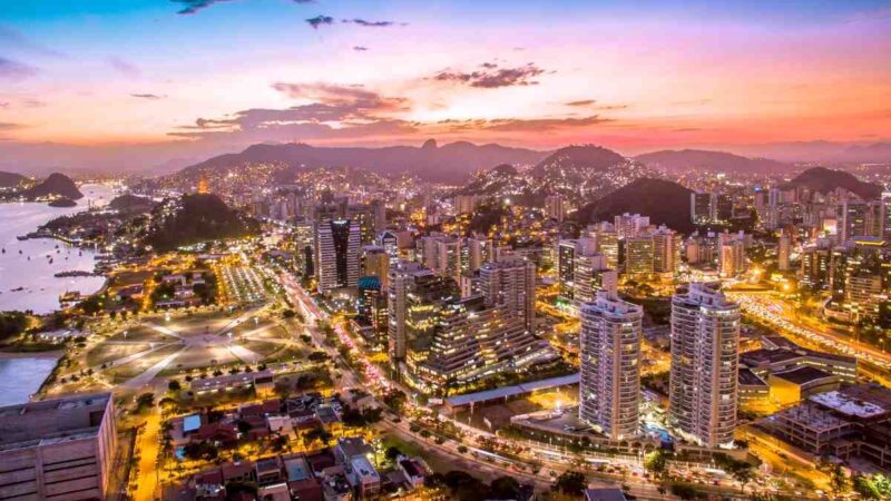 Entre as 10 cidades mais competitivas do país, Vitória se destaca