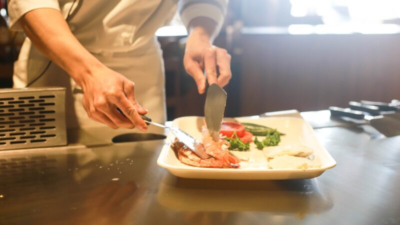 Cursos de garçom e auxiliar de cozinha com vagas abertas para inscrição