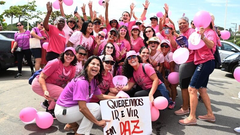 Comunidade de Vitória se Reúne em Caminhada na Praia de Camburi para o Outubro Rosa