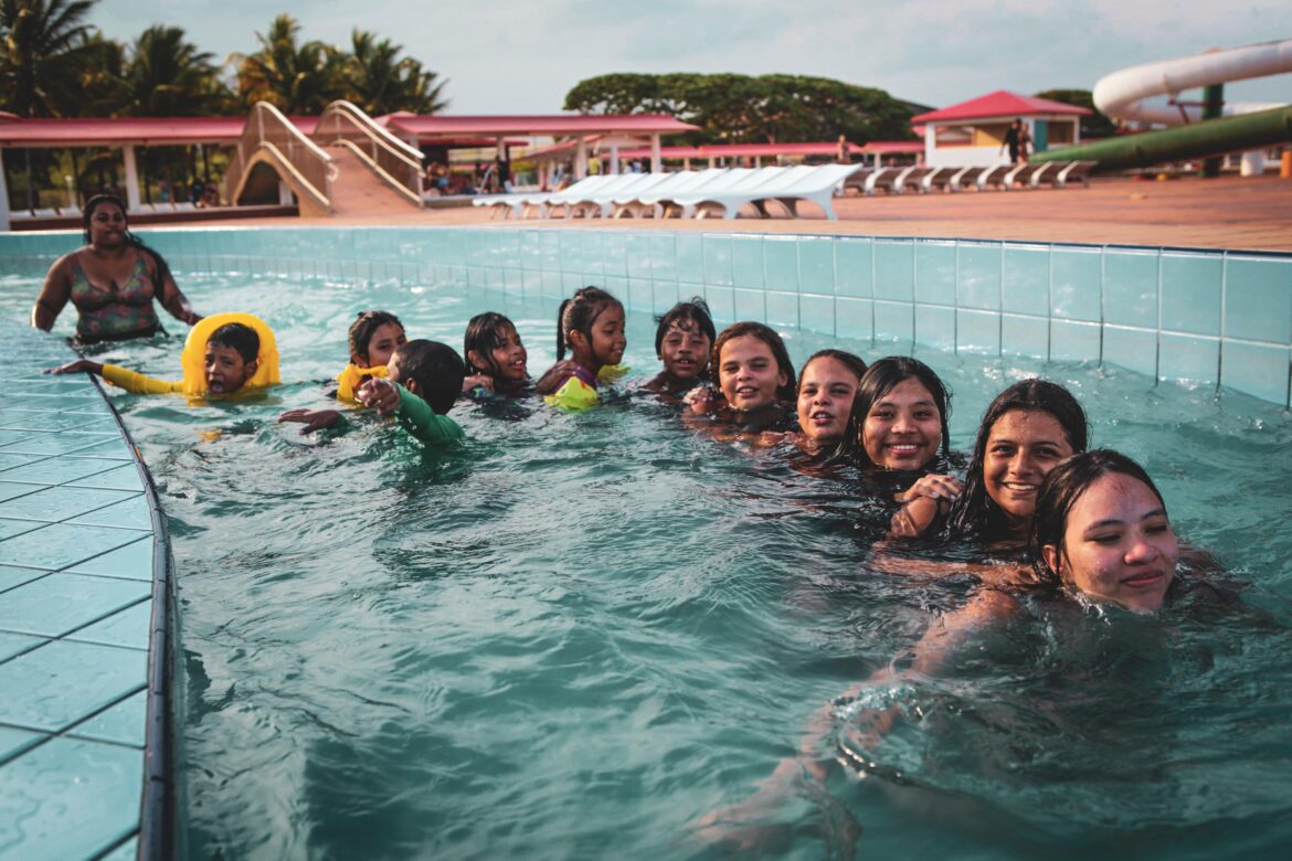 Indígenas Krenak Levam Crianças para Desfrutar de Parque Aquático em Meio à Contaminação do Rio Doce
