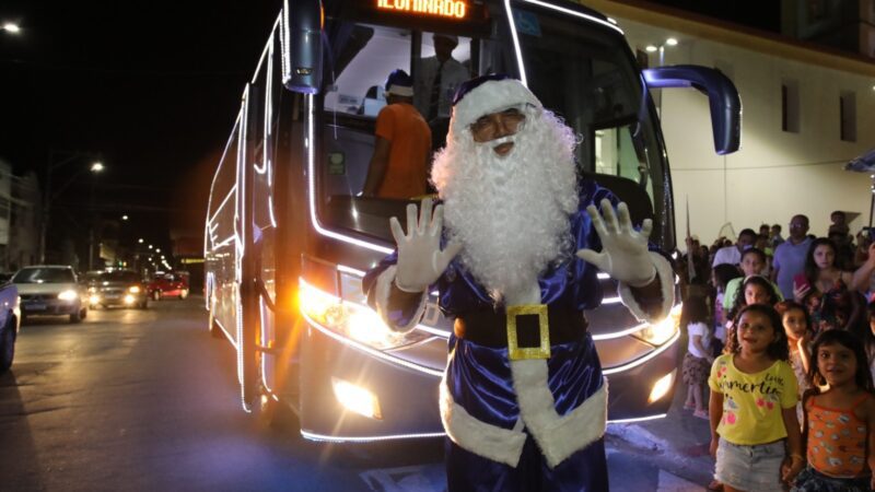 Ônibus iluminado e coral alegram moradores no Natal Luz em Cariacica-Sede