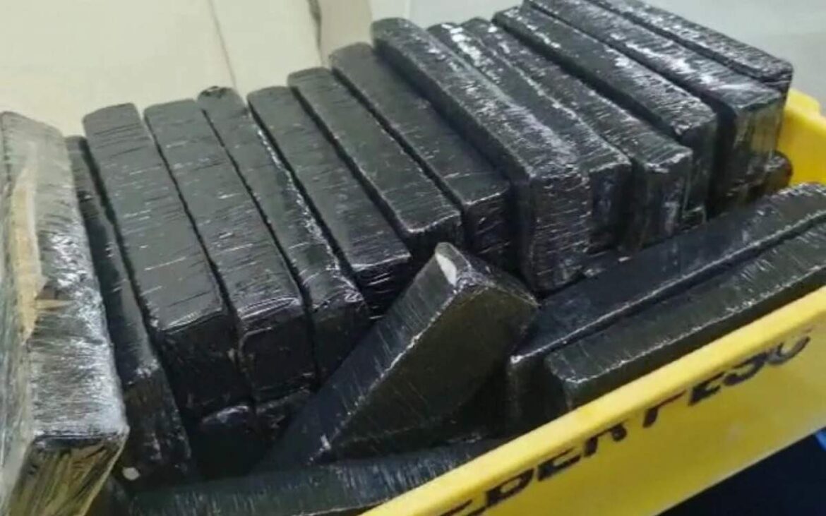Dois homens foram presos enquanto transportavam 125 tabletes de maconha do Complexo do Alemão, no Rio de Janeiro, para Cachoeiro de Itapemirim, no Sul do Espírito Santo