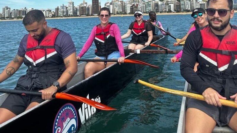 Início do ano para advogados da OAB-ES é marcado por aventuras aquáticas, com aulas de canoa havaiana.