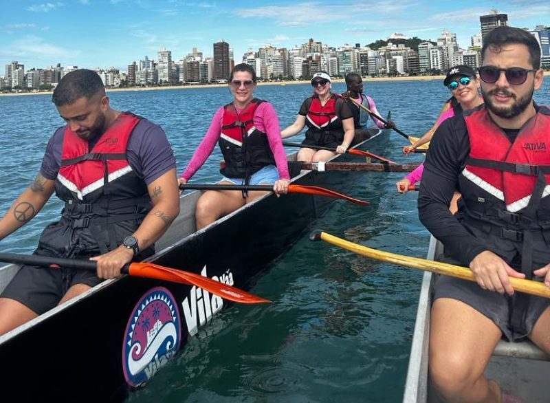 Início do ano para advogados da OAB-ES é marcado por aventuras aquáticas, com aulas de canoa havaiana.