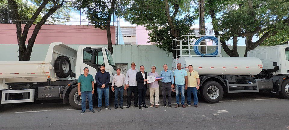 Governo do Estado entrega caminhões e utilitário a prefeituras
