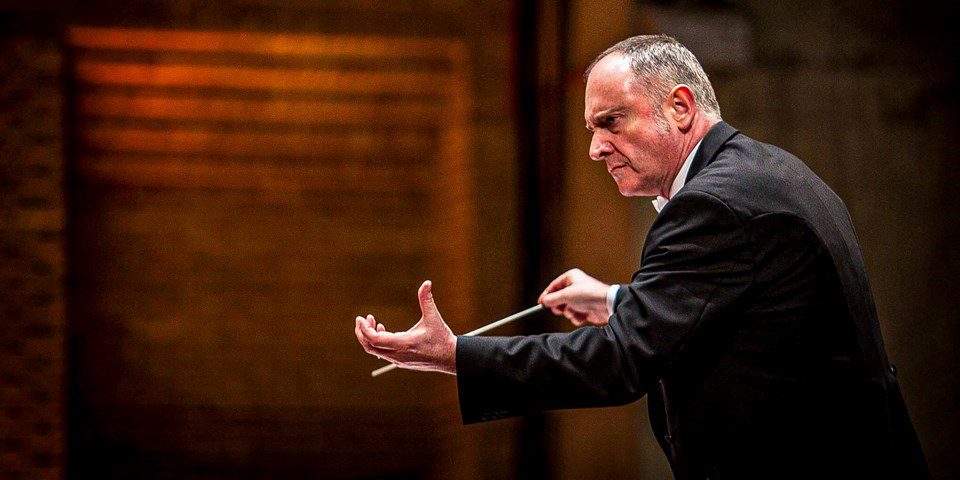 Sinfônica do Espírito Santo recebe o maestro britânico Neil Thomson no palco do Sesc Glória, em Vitória