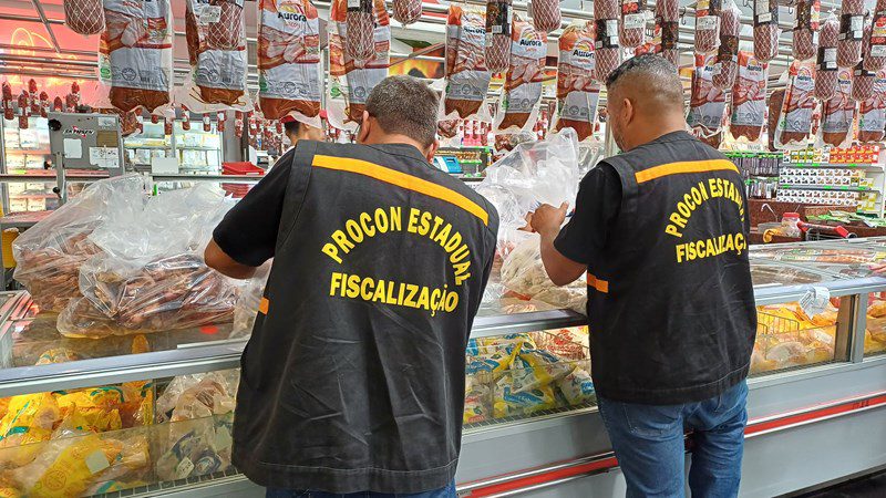 Procon-ES apreende mais de 360 quilos de produtos impróprios para consumo em supermercados da Grande Vitória