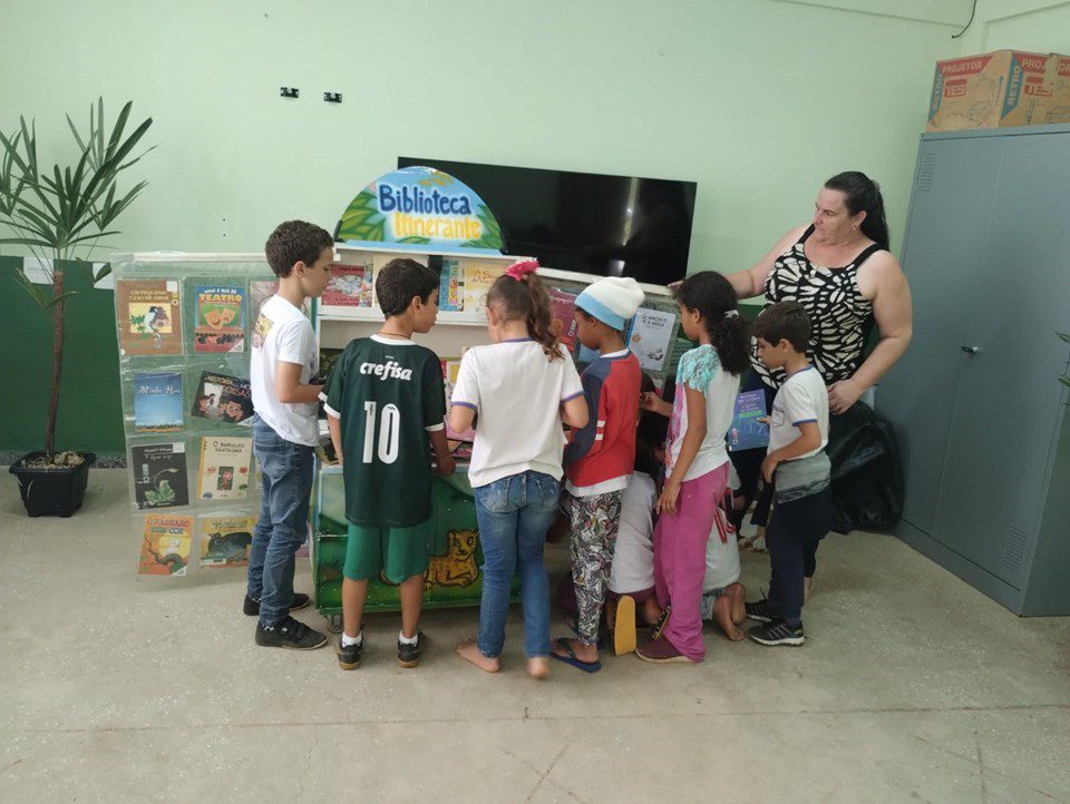 Escola do Forno Grande recebe projeto Biblioteca Itinerante do Iema