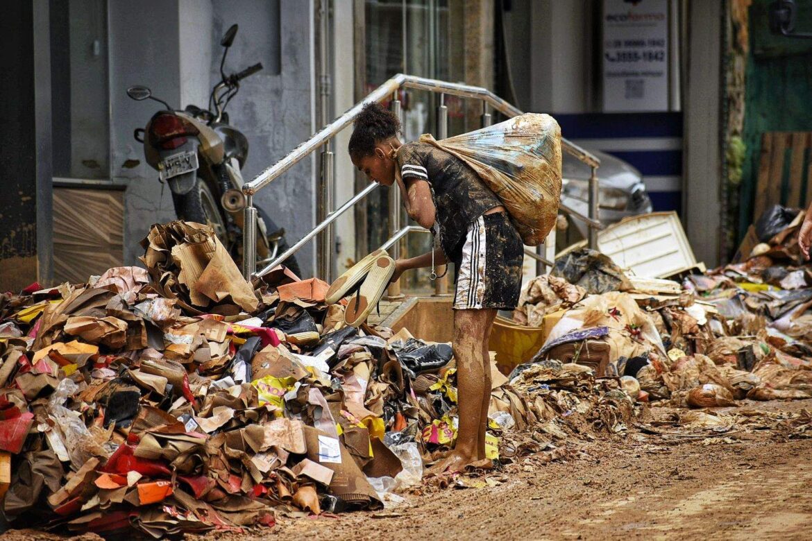 Itens como remédios, documentos e roupas são encontrados no mar de lama por moradores afetados pelas chuvas