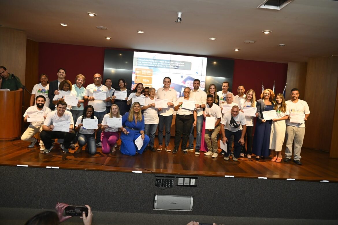 Cerimônia de certificação: Pazolini entrega diplomas aos alunos do QualificaVix e Futuro Brilhante