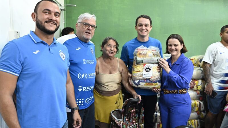 Pazolini entrega 200 cestas básicas a famílias de Vitória
