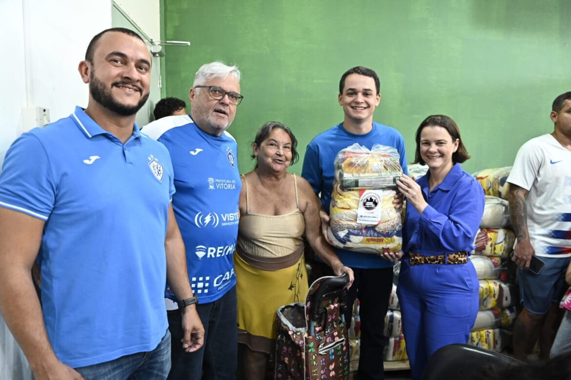 Pazolini entrega 200 cestas básicas a famílias de Vitória