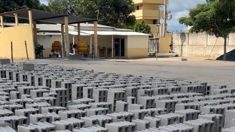 Unidade prisional de Linhares fabrica mil blocos de concreto diariamente