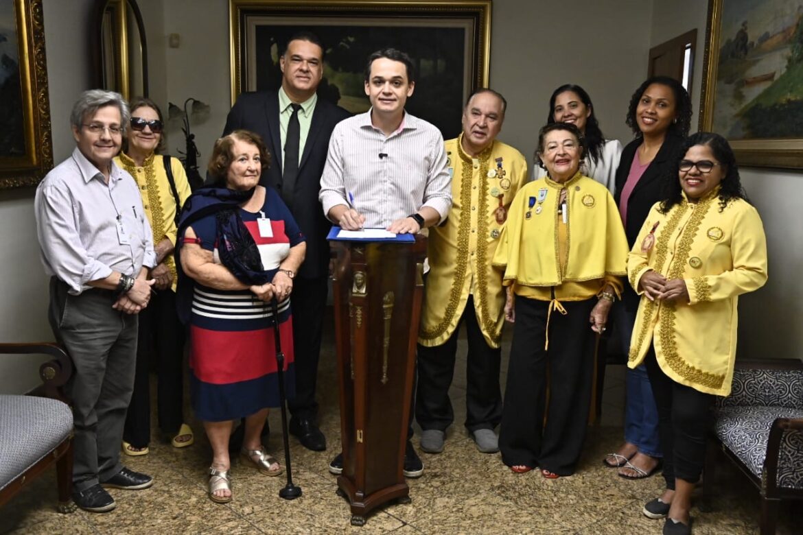 Prefeito Pazolini Aprova Lei do Cartão do Estudante Leitor em Vitória