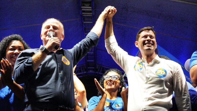 Renato Casagrande, Ricardo Ferraço e deputados federais se encontram com Arnaldinho em um evento de campanha