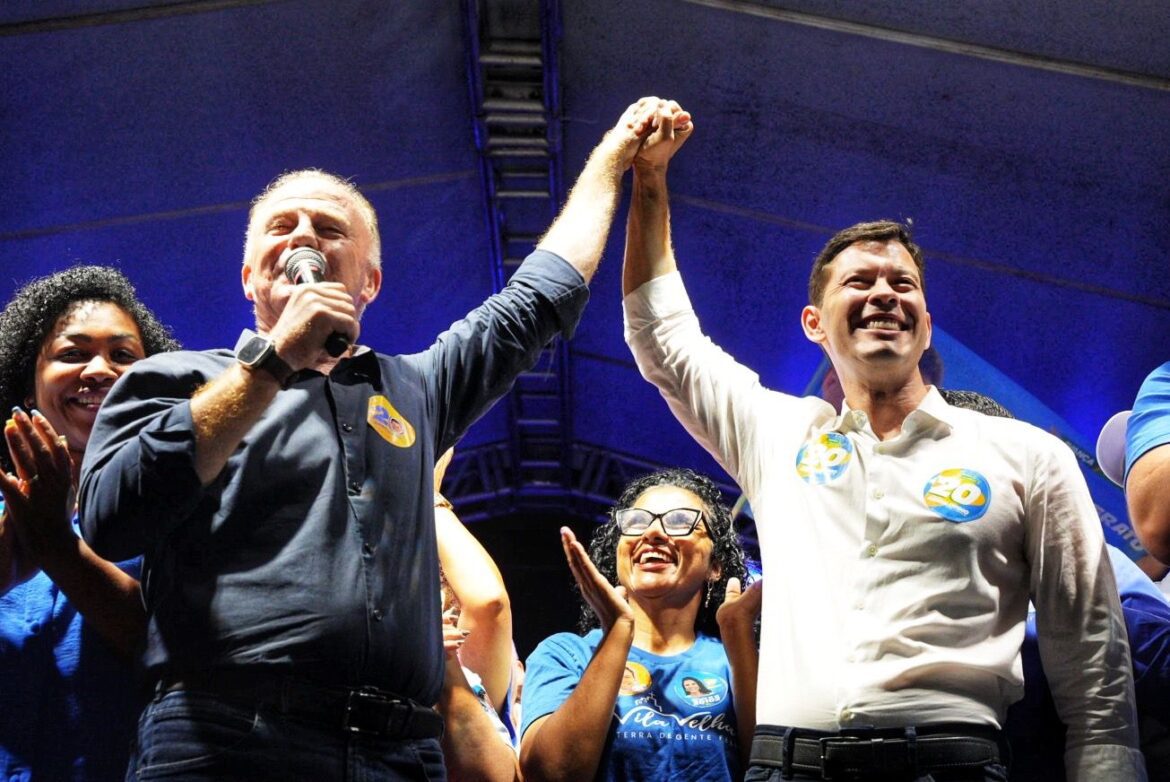 Renato Casagrande, Ricardo Ferraço e deputados federais se encontram com Arnaldinho em um evento de campanha