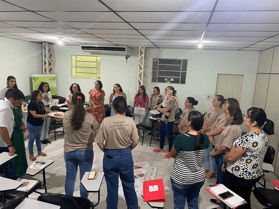 Incaper Treina Mulheres do Cacau para Utilização de Cadernetas Agroecológicas