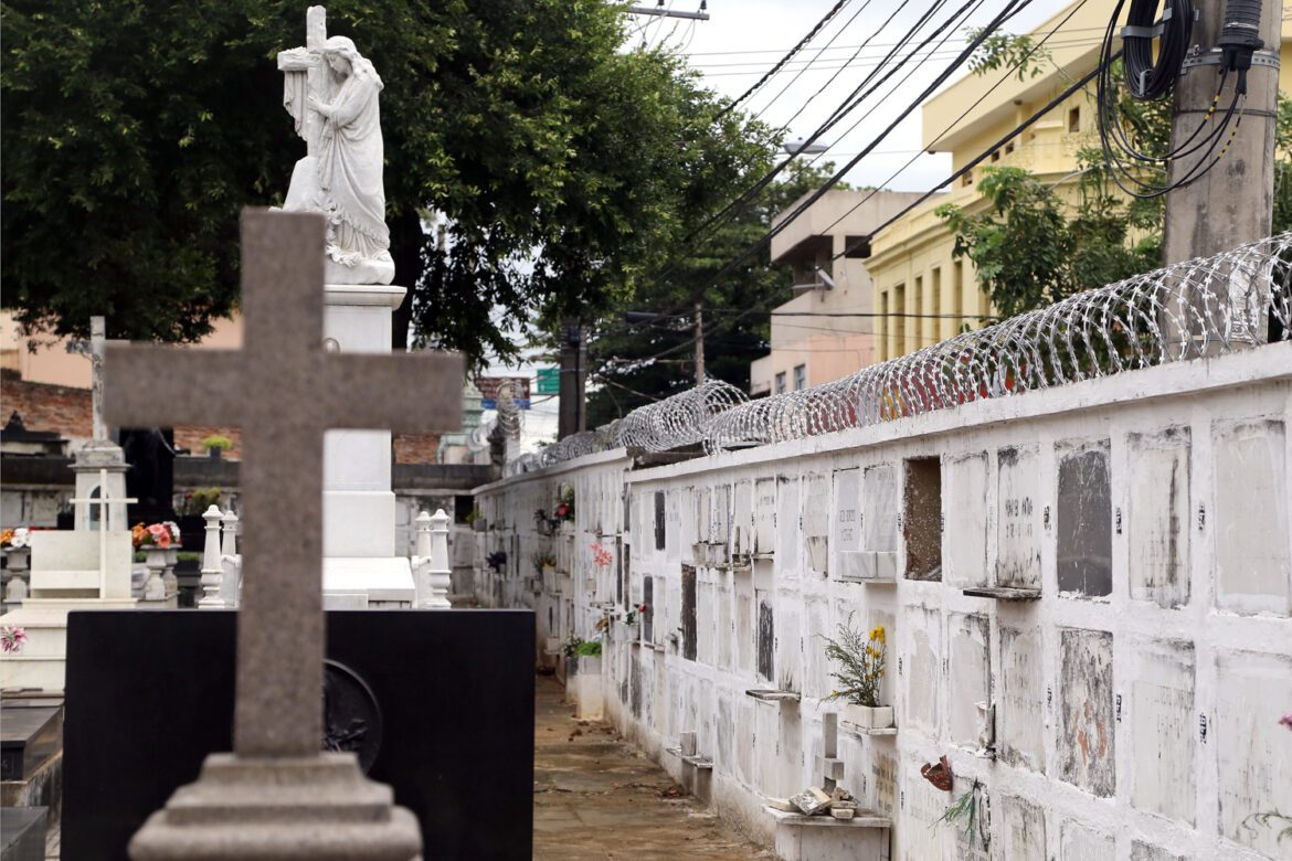 Os cemitérios de Vitória se preparam para homenagens aos falecidos no Dia de Finados