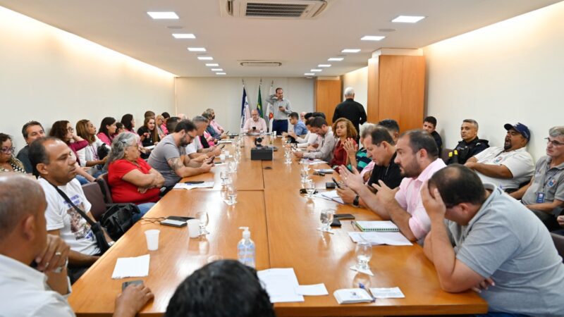 Pazolini, Cris Samorini e deputado Evair de Mello participam de reunião com lideranças comunitárias