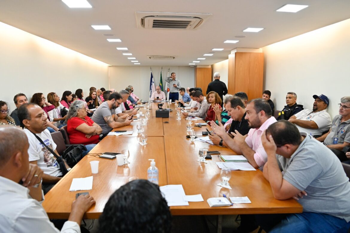 Pazolini, Cris Samorini e deputado Evair de Mello participam de reunião com lideranças comunitárias