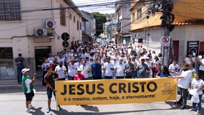 Fiéis se reunem em grande número para a Caminhada pela Paz nas ruas da Grande Maruípe