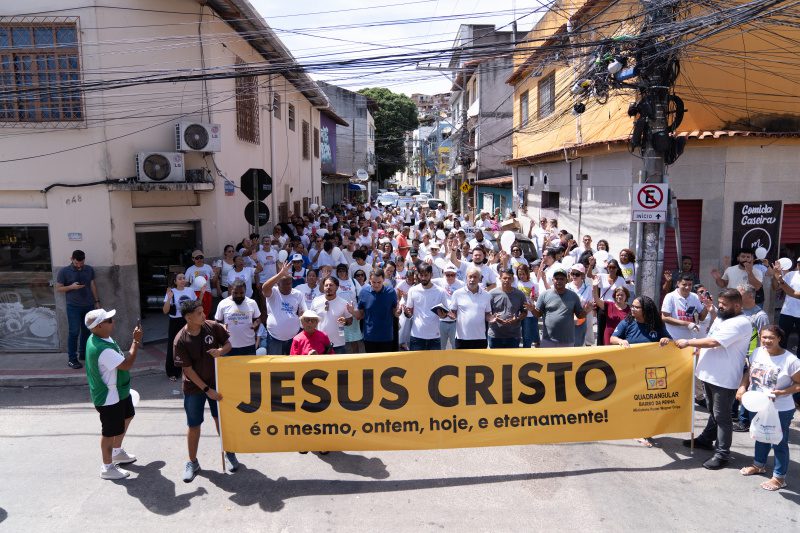 Fiéis se reunem em grande número para a Caminhada pela Paz nas ruas da Grande Maruípe