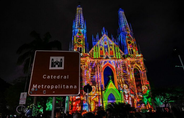 Encantos de Natal: projeções iluminam a Catedral com o espírito natalino e imagens de Vitória