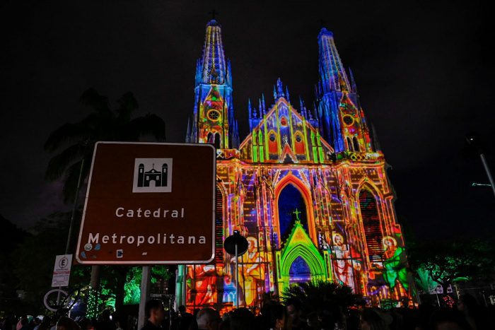 Encantos de Natal: projeções iluminam a Catedral com o espírito natalino e imagens de Vitória