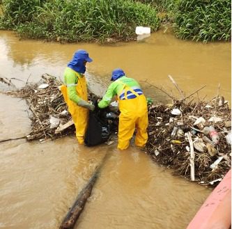 Prefeitura intensifica limpeza de canal e galerias em Valparaíso