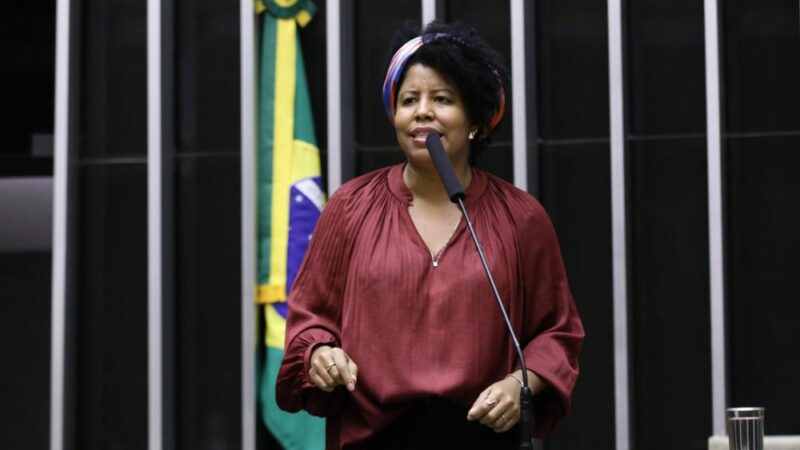 Deputada Jaqueline se posiciona após as recentes denúncias contra Bolsonaro e defende a prisão dele