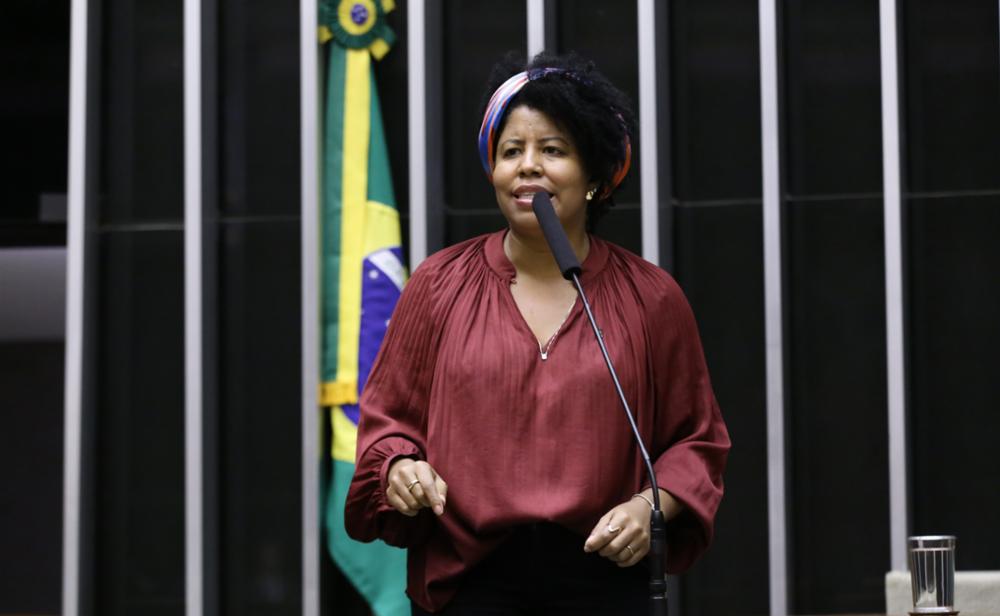 Deputada Jaqueline se posiciona após as recentes denúncias contra Bolsonaro e defende a prisão dele