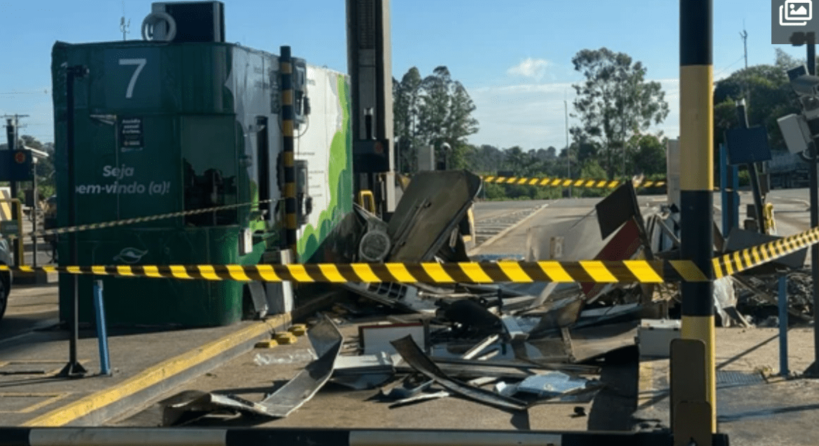 Funcionária sobrevive após carreta destruir cabine de pedágio na BR-101 em Aracruz