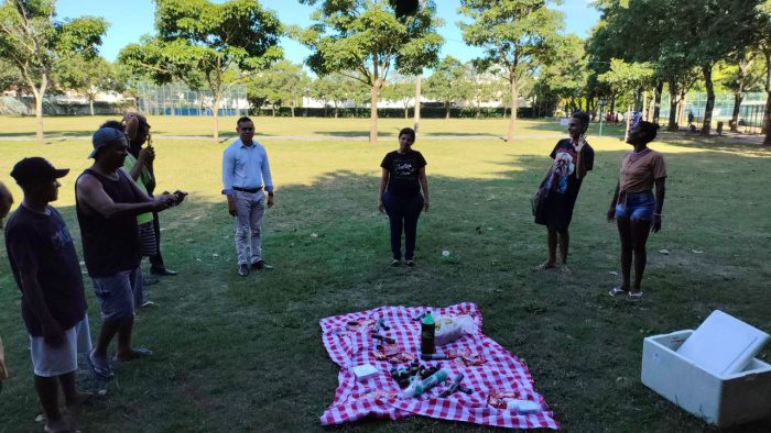 Acolhidos do Abrigo 1 encontram bem-estar em prática de meditação no Parque Pedra da Cebola